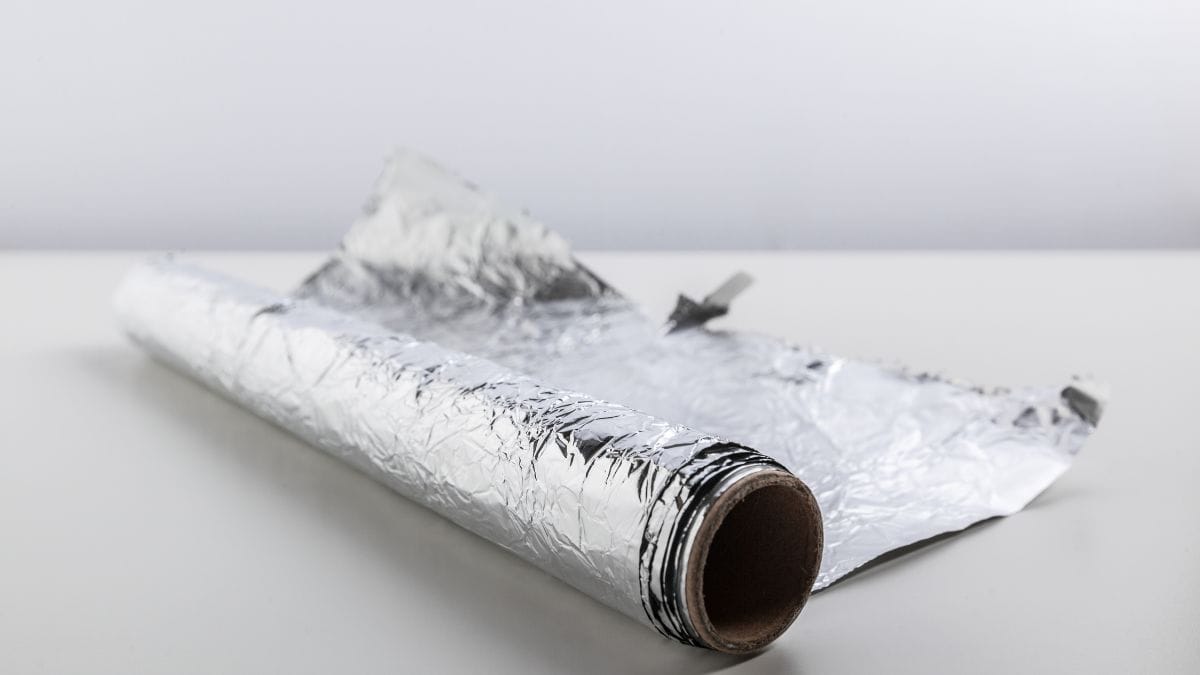 A diferença entre os lados surge na fabricação: o lado que toca os rolos da máquina fica brilhante, e o outro, fosco. Nada de truques é pura técnica!