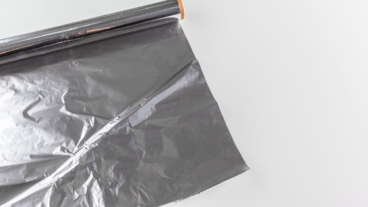 No forno, vale um pequeno truque: deixar o lado brilhante voltado para dentro pode ajudar a refletir melhor o calor mas a diferença é mínima