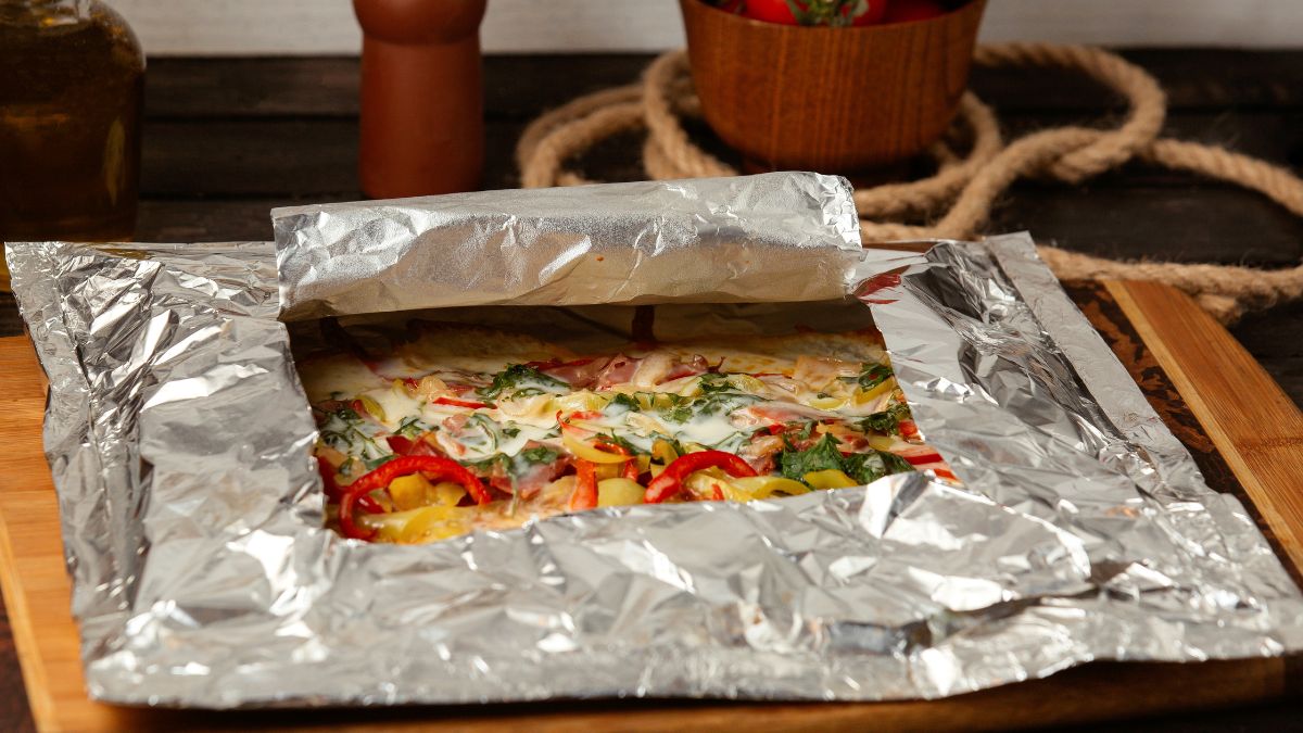 Ele é o verdadeiro coringa da cozinha vai do forno ao congelador, conserva alimentos e ainda facilita a limpeza