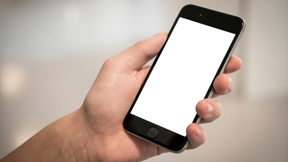 Desligue a tela mais rápido: Configure o tempo de inatividade para economizar energia quando o celular não estiver em uso /Pexels