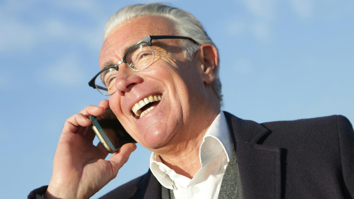 Uma risada bem colocada aproxima, mas lembre-se de respeitar o tom da conversa. / Pexels