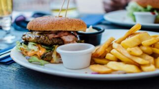 Com sua popularidade crescente na internet, ele decidiu operar parte das unidades por meio de delivery