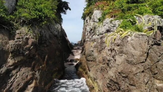 A faixa de areia da ilha tem apenas 40 metros de extensão e cerca de 5 metros de largura