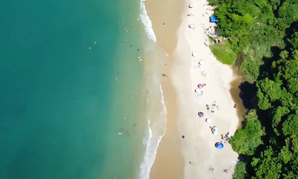 A Praia do Laboratório, situada em Angra dos Reis, no litoral do Rio de Janeiro, é um refúgio surpreendente e perfeito até mesmo nos dias mais frios/ Reprodução - Vinicius Braga - Quebrando a Rotina