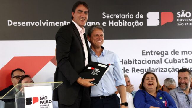 A solenidade de entrega dos títulos ocorreu nesta segunda-feira (20), em Cubatão, com a presença do governador Tarcísio de Freitas