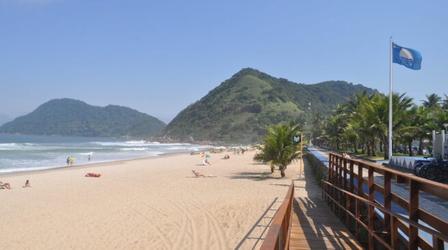 Com 856 metros de extensão, a Praia do Tombo é conhecida por suas ondas fortes e constantes, sendo um dos principais pontos do país para a prática do surfe