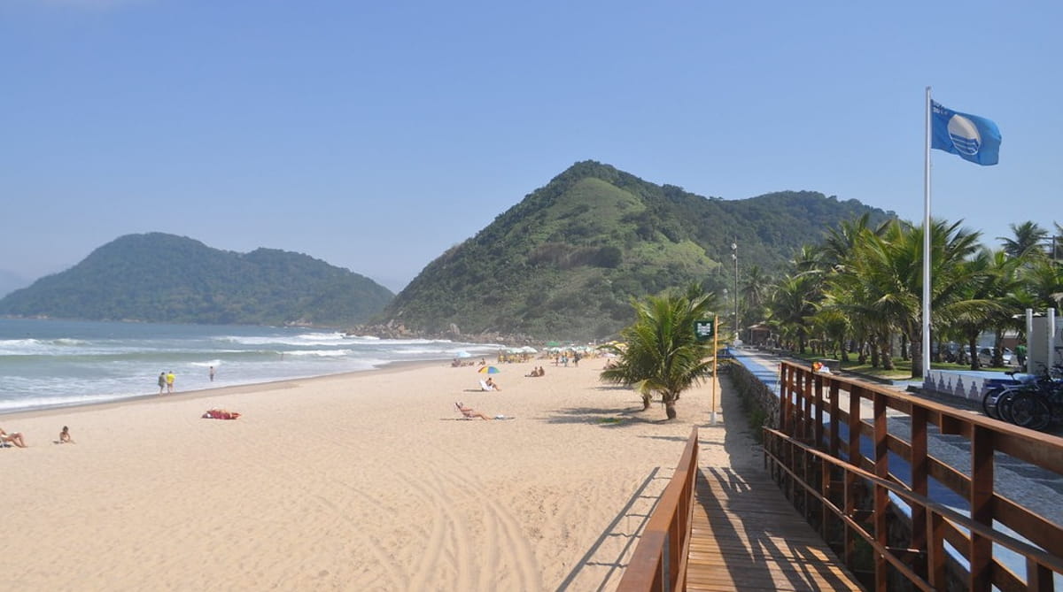 Com 856 metros de extensão, a Praia do Tombo é conhecida por suas ondas fortes e constantes, sendo um dos principais pontos do país para a prática do surfe