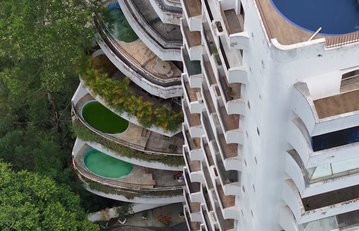 Quatro décadas após sua inauguração, entretanto, o que era sinônimo de exclusividade e alto padrão se tornou manchete por outro motivo: a decadência estrutural e financeira.