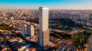 Quando se fala em arranha-céus, é comum pensar imediatamente na Avenida Paulista ou em regiões nobres da capital paulista.