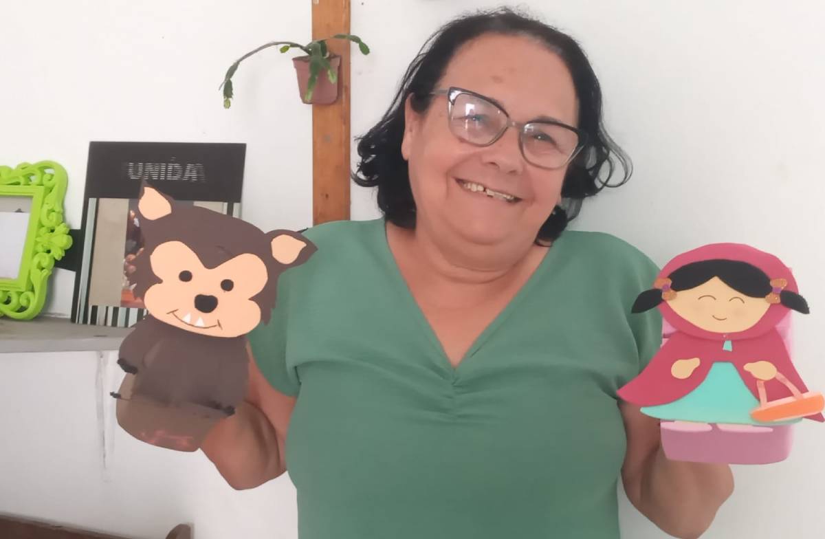 Apaixonada por ensinar as crianças, hoje, Valéria faz jogos e bichinhos de material reciclável para doar aos alunos nas escolas de educação infantil