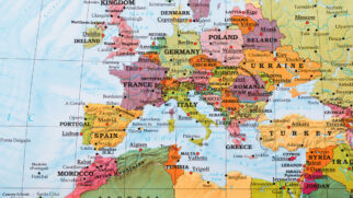 Inspirada por essa ideia, a comparação entre décadas e países europeus revela traços marcantes de personalidade e comportamento.