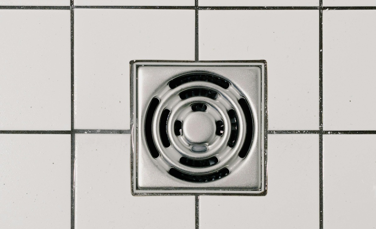 Um dos vilões que acumulam toda esta sujeita é o ralo, que concentra cabelos e impurezas