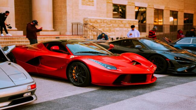 Rei mais rico do mundo conta com 300 carros de luxo