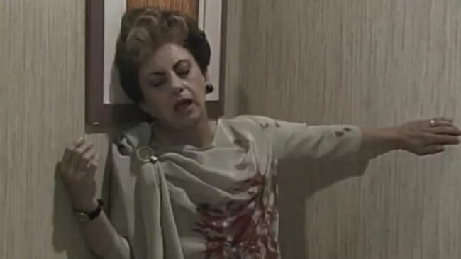 Na primeira versão, exibida há 36 anos, Odete Roitman interpretada por Beatriz Segall foi assassinada dez capítulos antes do final