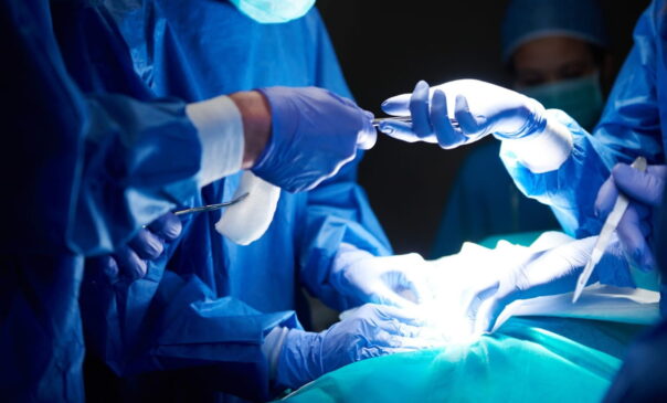 A Anvisa orienta que profissionais de saúde e pacientes suspendam imediatamente o uso dos produtos afetados e comuniquem qualquer ocorrência à Vigilância Sanitária local