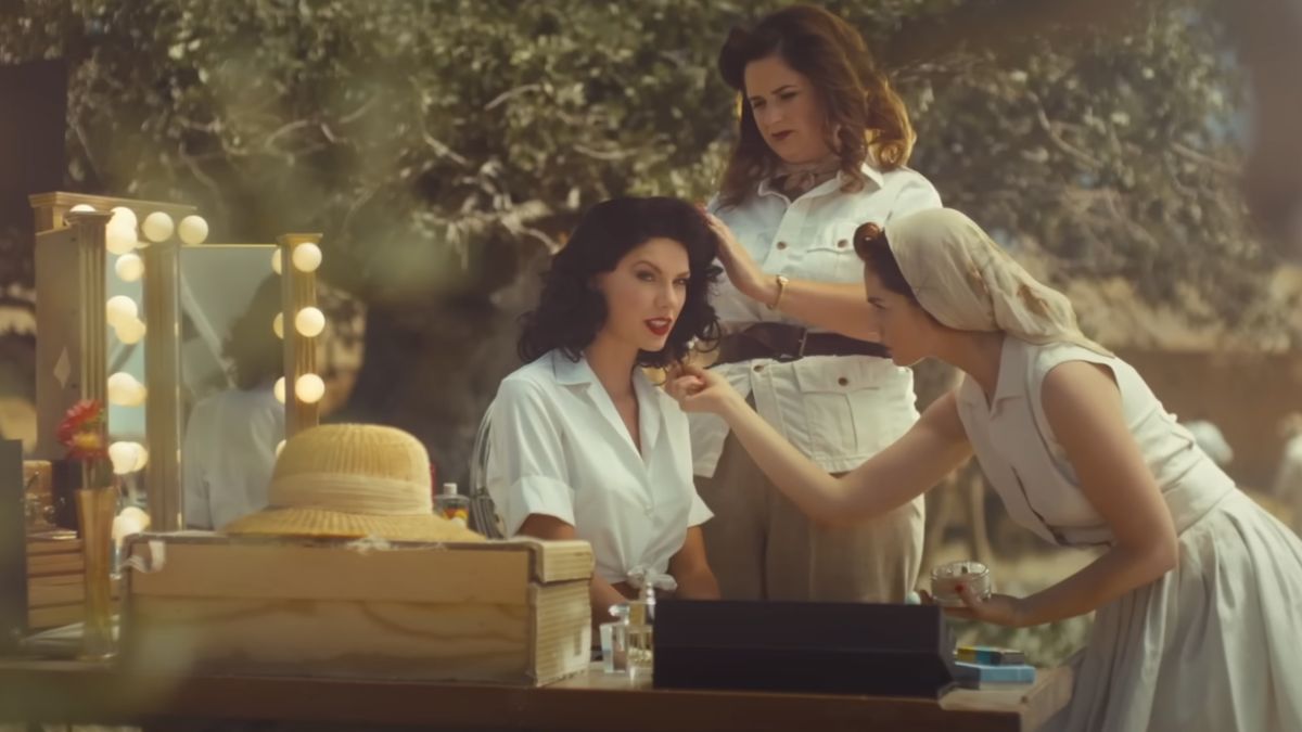 Taylor Swift caracterizada como Elizabeth Taylor no clipe 'Wildest Dreams' (2015)/ Reprodução YouTube/Taylor Swift