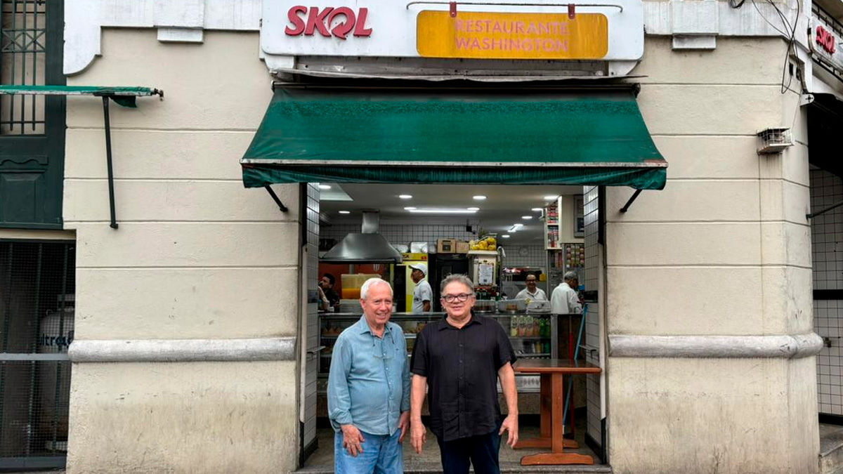 Antônio Manuel Sobral e José de Oliveira Costa em frente ao restaurante