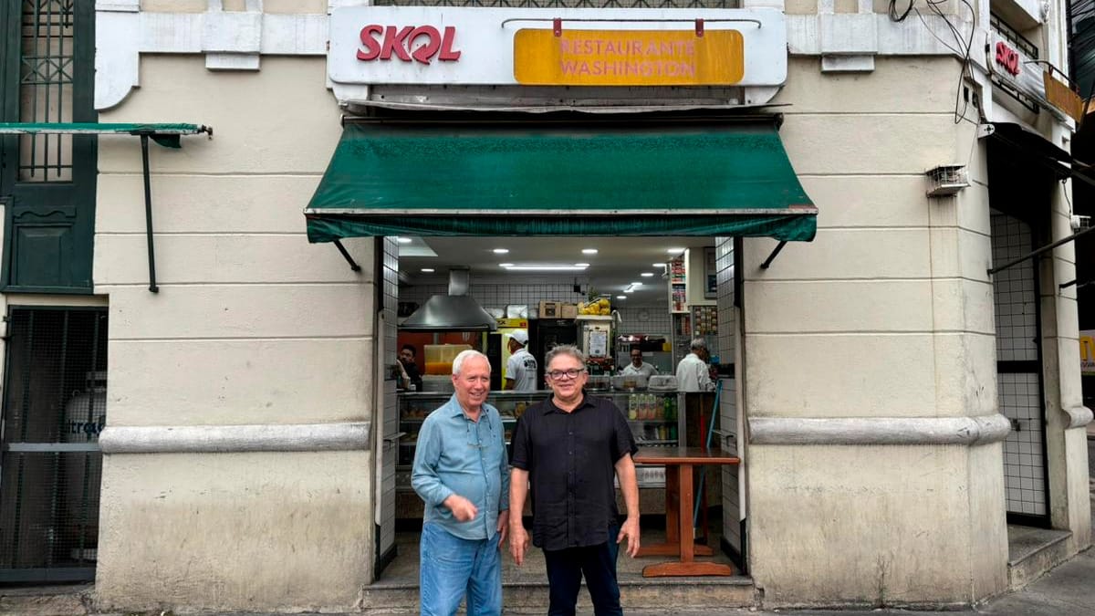 Antônio Manuel Sobral e José de Oliveira Costa em frente ao restaurante - Isabella Fernandes/DL