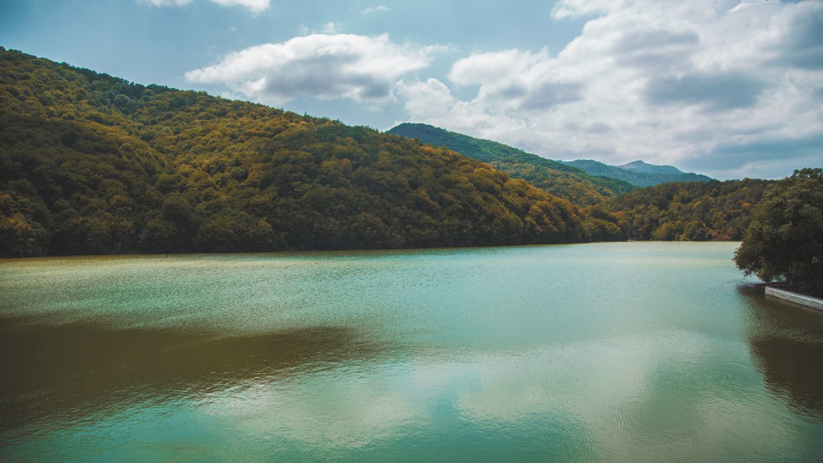 Os lagos artificiais são reservatórios formados pela construção de barragens que interrompem o curso de rios
