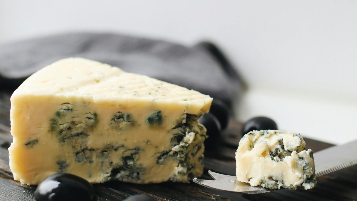A harmonização com bebidas depende da intensidade do queijo: sabores fortes combinam com vinhos encorpados ou cervejas artesanais/Pexels