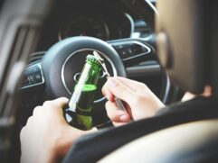 Esquema envolve reutilização de garrafas e tampas originais, substituição do líquido por cerveja de qualidade inferior e nova vedação