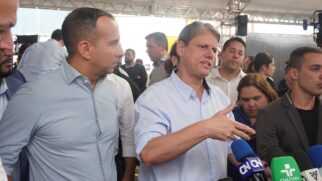 Tarcísio Freitas esteve em Cubatão na manhã desta segunda-feira (20) para entrega de conjuntos habitacionais
