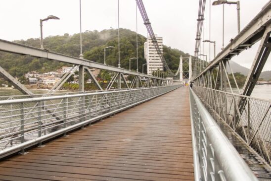 Por conta das obras, o trecho entre a Avenida Embaixador Pedro de Toledo e a Rua Visconde do Rio Branco ficará interditado ao tráfego de veículos
