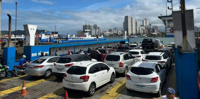 Na Baixada Santista, a ligação Santos Guarujá apresenta 15 minutos de espera nos dois sentidos, com seis balsas em operação