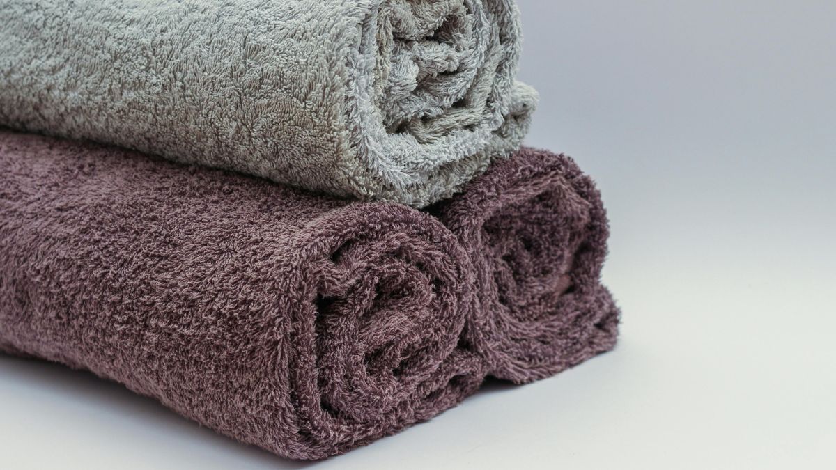 1. Toalha úmida na frente do ventilador Uma forma simples e barata de deixar o ambiente mais fresco é colocar uma toalha molhada diante do ventilador. Torça bem para evitar goteiras e pendure-a em uma cadeira ou suporte / Pexels