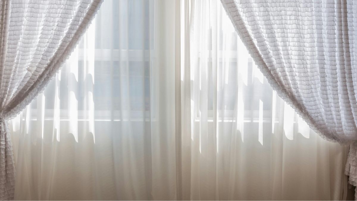 5. Borrife água nas cortinas Um truque antigo, mas muito útil: umedeça levemente as cortinas com um borrifador de plantas. Quando o vento quente passar por elas, a evaporação da água ajuda a baixar a temperatura interna/ Pexels