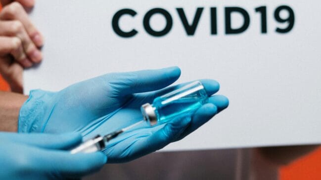 Pacientes vacinados com Pfizer ou Moderna viveram mais durante imunoterapia