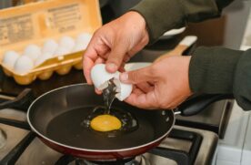 Um dos seus usos mais curiosos e eficazes do vinagre é na hora de preparar ovos fritos