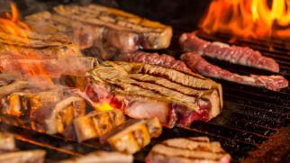 As cascas de limão, que muitas vezes vão direto para o lixo, podem ser um truque simples e surpreendente para dar um sabor único ao churrasco.