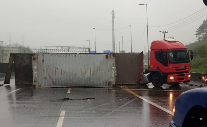 O acidente ocorreu sob chuva, o que contribui para a redução da visibilidade e aumenta o tempo de deslocamento na via