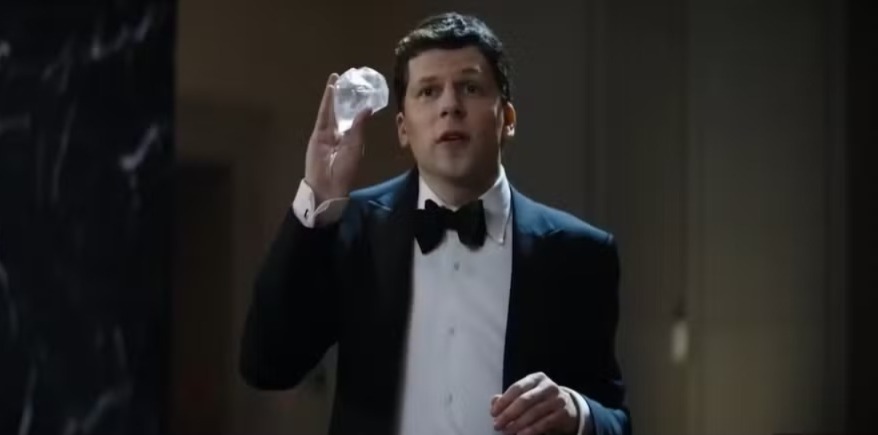 Nascido em Nova York, em 5 de outubro de 1983, Eisenberg é ator, roteirista, dramaturgo e diretor