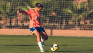 Entre as convocadas que defendem o Brasil está a meio-campista Evelin Bonifácio, natural de Peruíbe, no litoral sul de São Paulo