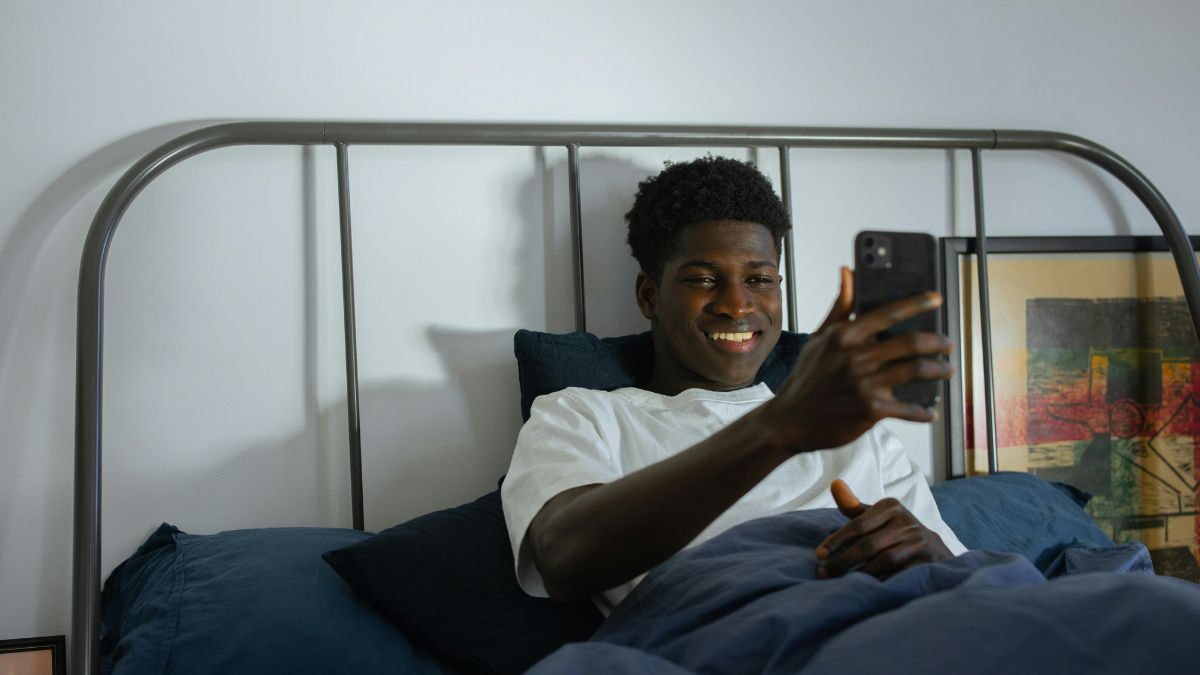 Não se desligar evita que o celular realize sincronizações automáticas, backups ou downloads de atualizações/Pexels