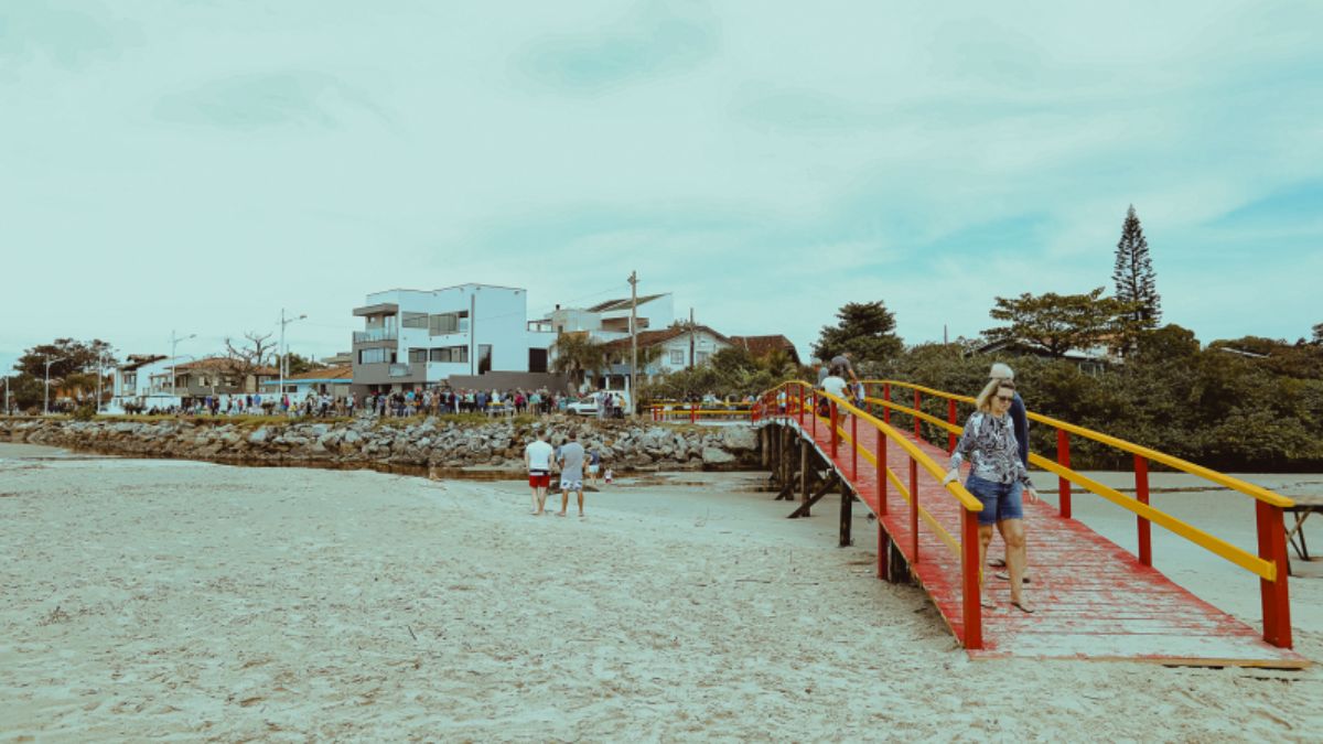 Passarela colorida da Praia de Ubatuba, uma das mais movimentadas da cidade e estreante no selo Bandeira Azul, com clima familiar e fácil acesso / Divulgação/PMSFS