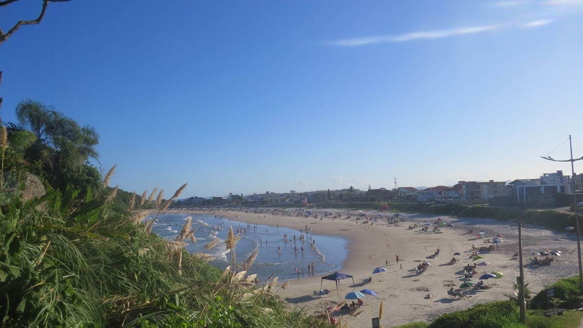 A Prainha, também conhecida como Praia da Saudade, combina mar azul, areia branca e infraestrutura turística, sendo a primeira da cidade a receber o Bandeira Azul/ Stanglavine/Wikimedia Commons