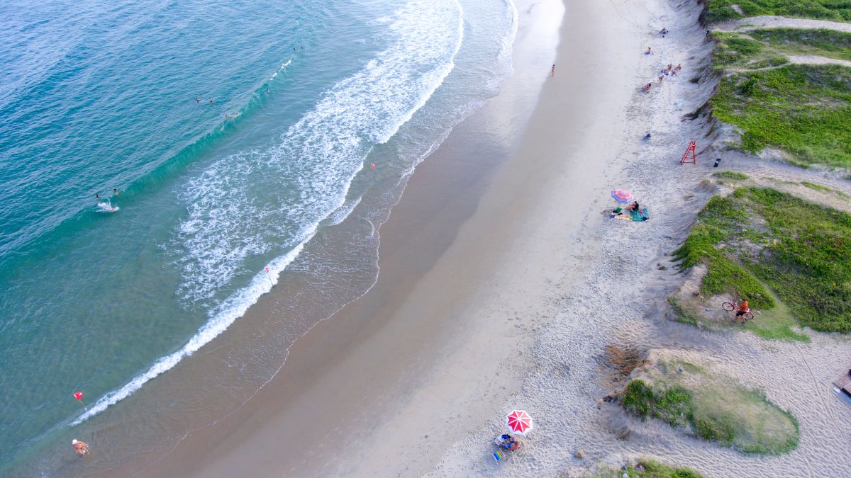 A Praia Grande é uma das mais extensas e frequentadas da região, com ondas constantes e grande procura por banhistas e surfistas/ Renato Soares/MTur Destinos/Wikimedia Commons
