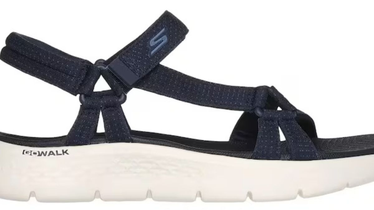 Possuem tiras largas, bico arredondado, calcanhar aberto e fechamento em velcro / Skechers
