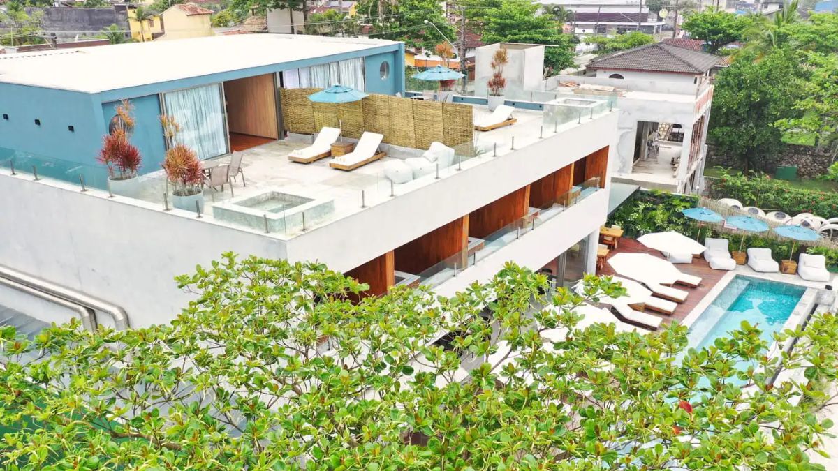 O design contemporâneo e os ambientes amplos reforçam o conceito de hospedagem de alto padrão/ Divulgação