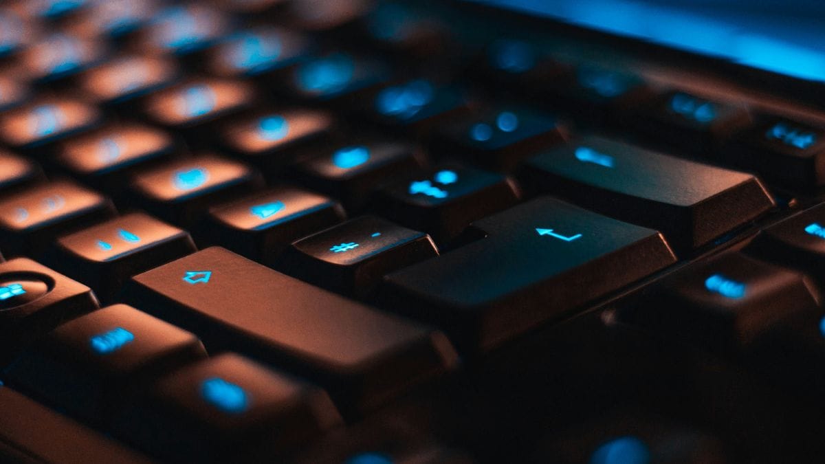 8. Cuidado com deepfakes e áudios falsos Golpes por voz e vídeo estão mais avançados. Desconfie de pedidos urgentes de dinheiro, códigos ou acessos mesmo que pareçam de alguém próximo/ unsplash