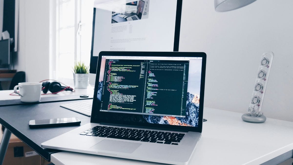 9. Restrinja o que você publica online IA pode cruzar informações e montar perfis detalhados para golpes altamente personalizados (engenharia social)/ Unsplash