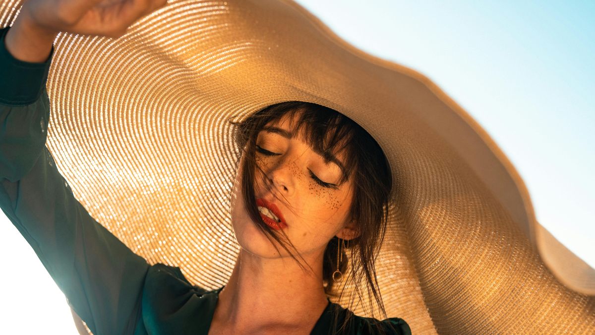 6. Acessórios que protegem Chapéus, bonés e lenços não são apenas itens de moda: eles ajudam a proteger o couro cabeludo e os fios contra os efeitos diretos dos raios solares, que enfraquecem e desbotam o cabelo./Pexels
