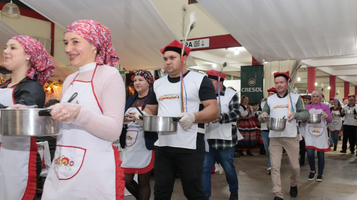 Moradores desfilam com panelas tradicionais no ritual que marca o início da cerimônia gastronômica/ Reprodução Facebook/Prefeitura Municipal de Áurea
