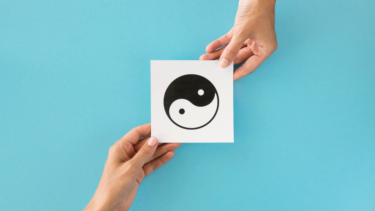 O yin-yang representa o equilíbrio que o beija-flor traz ao entrar em um lar, unindo movimento leve e harmonia energética/ Freepik