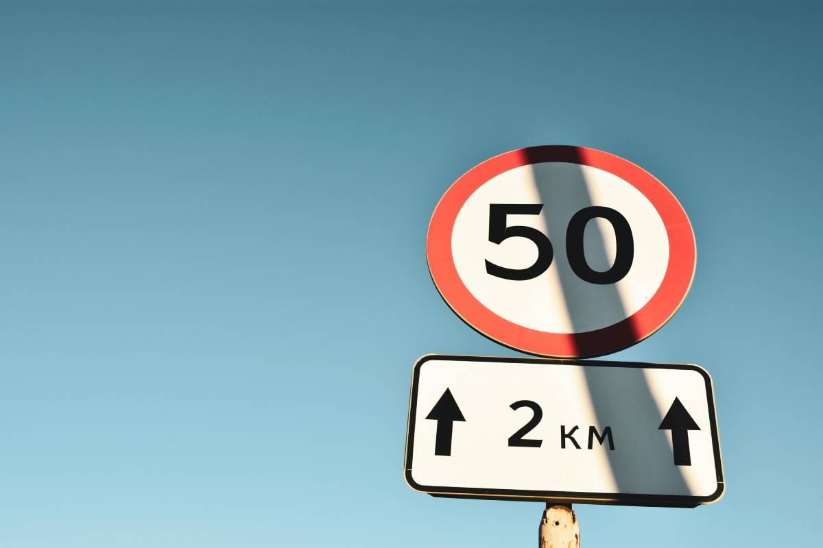 A descida é íngreme, com curvas acentuadas e visibilidade limitada em alguns trechos, exigindo atenção redobrada dos motoristas/Der