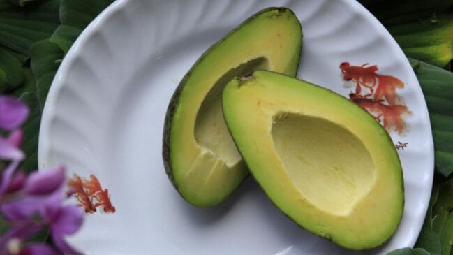 Esse hormônio é produzido naturalmente após a ingestão de alimentos como o abacate (Anne/Pexels)