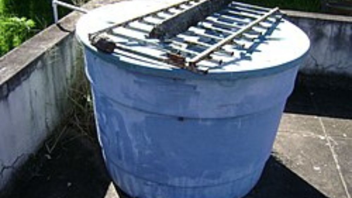 Morar no litoral aumenta o risco de contaminação da água: entenda a importância da limpeza do reservatório